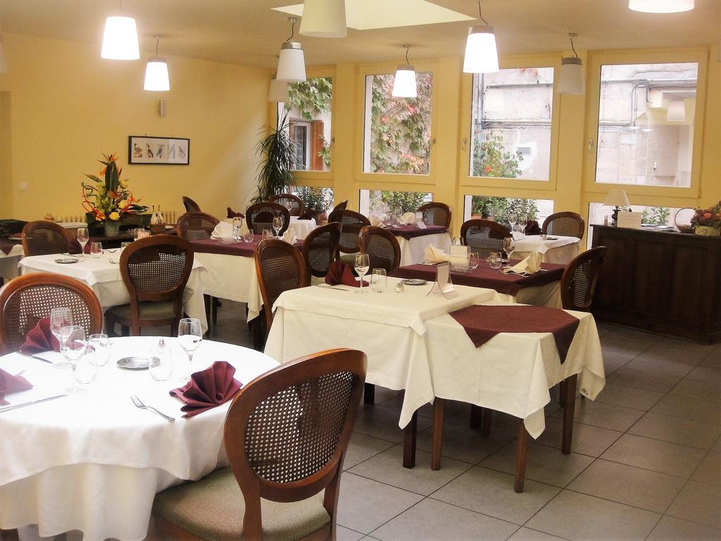 Hotel L' Ecu Монбар Экстерьер фото